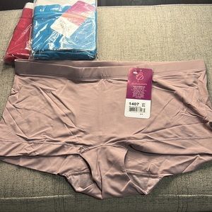 Brand new tags 3 boxers. Comment if you prefer for me to sell individually.